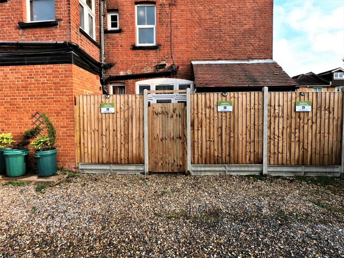 Ricky Road Guest House - Premium Watford  Exterior photo