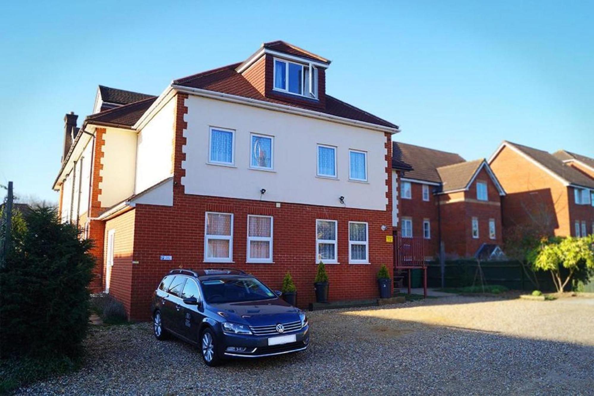 Ricky Road Guest House - Premium Watford  Exterior photo
